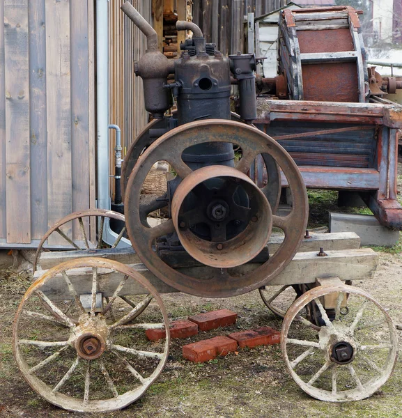 Petit tracteur vintage rouillé moteur diesel et machine à essence — Photo