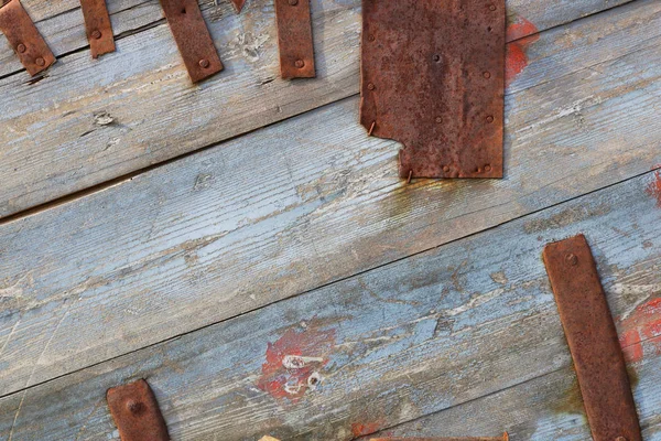 Blue wooden boards and rusty metal stripes as a vintage backgrou — Stock Photo, Image