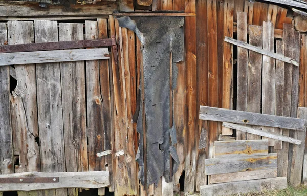 Pared vintage de madera curvada podrida habitual de cobertizo rural para stor —  Fotos de Stock