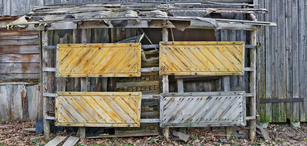 Vanliga ruttet trä vintage vägg av landsbygdens skjul med gamla dörrar — Stockfoto