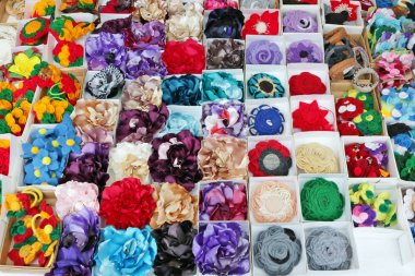 Kumaş ve plastik arka plan ev yapımı yapay çiçek