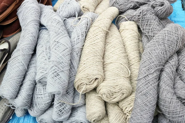 针织保暖毛衣用粗绵羊羊毛螺纹的汉克斯 — 图库照片