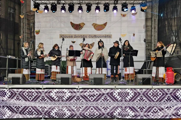 During the traditional spring fair, village musicians always pla — Stock Photo, Image