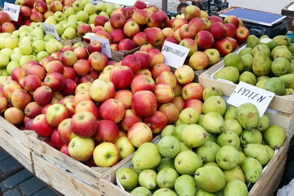 Mercado de rua de frutas de maçãs vermelhas e verdes frescas do jardim em w — Fotografia de Stock