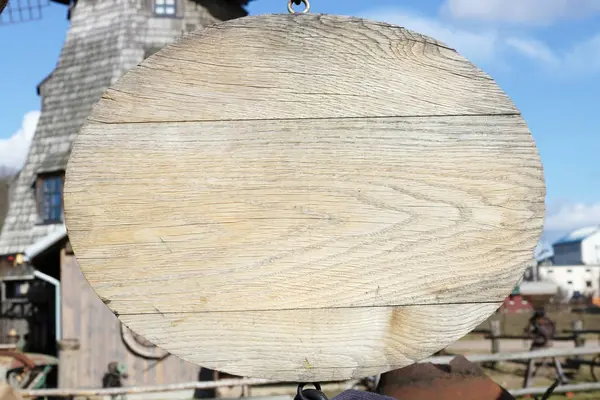 Οβάλ ξύλινο πανό που κρέμεται κοντά σε έναν παλιό ανεμόμυλο — Φωτογραφία Αρχείου