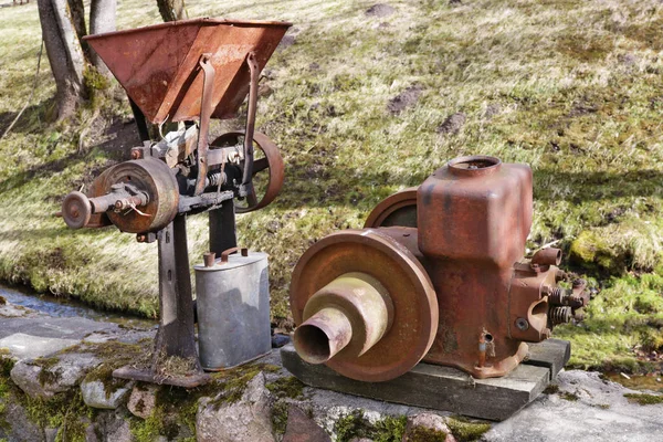 Rusty vintage pequenos tratores motores diesel e retro machi — Fotografia de Stock