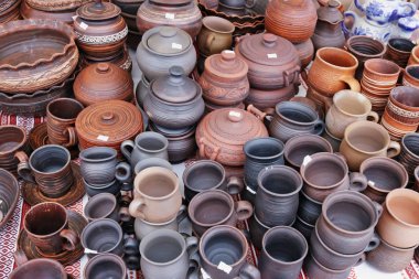 Geleneksel Ukrayna ev yapımı kil mutfak plakaları ve tencere l