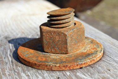 Büyük paslı somun arka planda birlikte ahşap yaşlı plakalar tutar