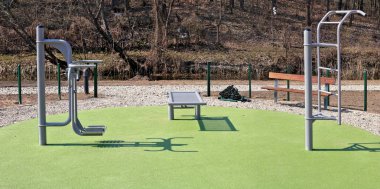 Halk parkında yeni metal spor simülatörleri kuruldu