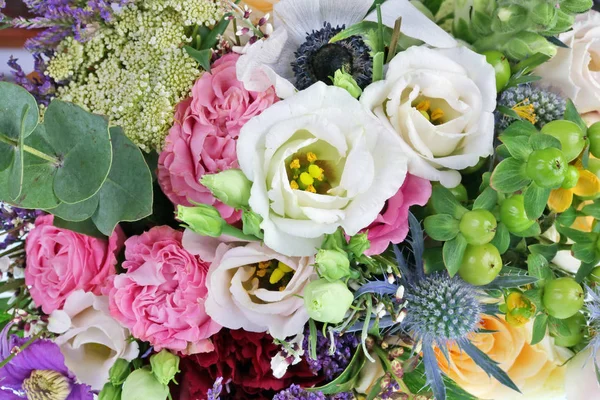 Un hermoso ramo de rosas como regalo para una mujer de sesenta años. — Foto de Stock