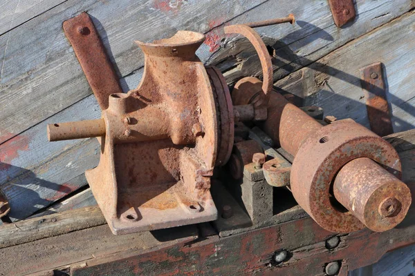Rusty vintage pequenas peças de máquinas agrícolas . — Fotografia de Stock