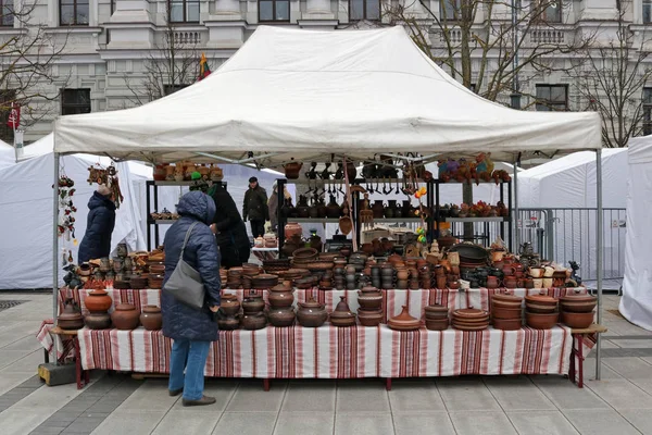 Traditionele Oekraïense zelfgemaakte klei kookplaten en potten fro — Stockfoto