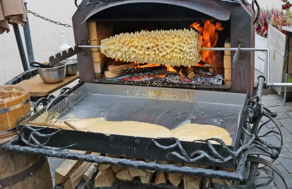 Традиційний Литовський пиріг Shakotis запечений на відкритому вогні від w — стокове фото