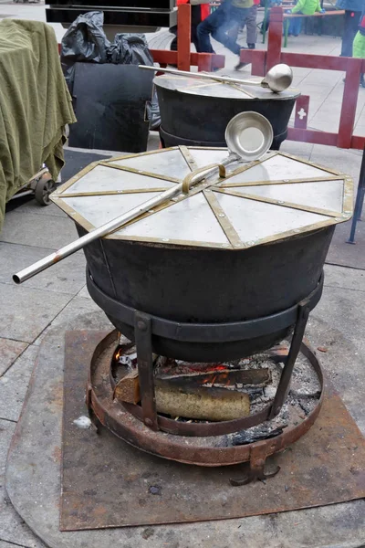 Comida de rua na feira tradicional de primavera da cidade é fabricada em t — Fotografia de Stock