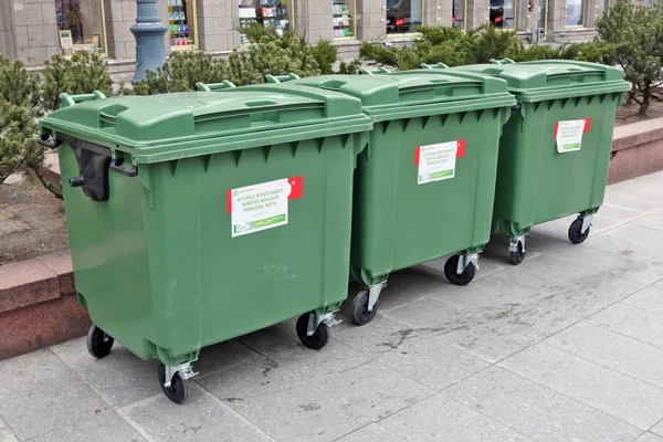 Общественные контейнеры для мусора из экологически чистых отходов компании Ec — стоковое фото