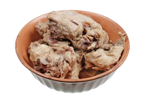 Stücke von gekochten Hühnerknochen mit Fleisch isoliert Makro — Stockfoto