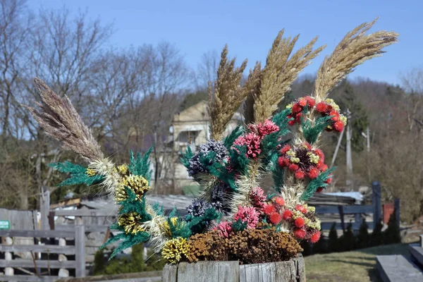 Традиционные литовские весенние букеты сухих цветов — стоковое фото