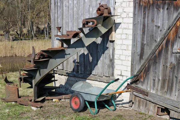 Caixotes para diesel e carrinho de mão jardim manual perto abandone — Fotografia de Stock
