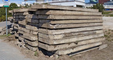 Eski beton levhalar topraktan kazılmış ve yığılmış