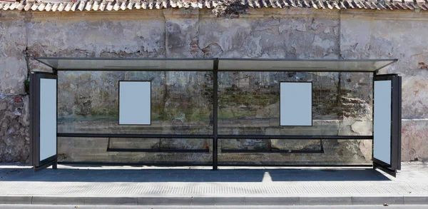 The empty bus-stop in the center of the old European city near t — Stock Photo, Image