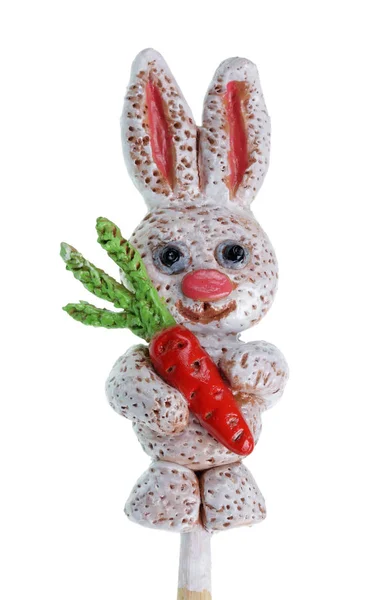 Zelfgemaakte Pasen grappige Bunny met wortel in landelijke stijl gemaakt van — Stockfoto