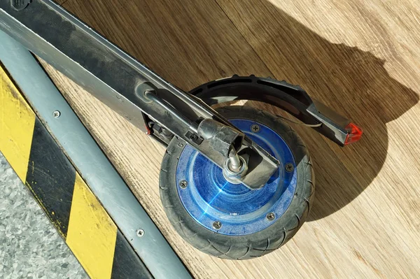 Сломанное колесо маленького современного электроскутера — стоковое фото