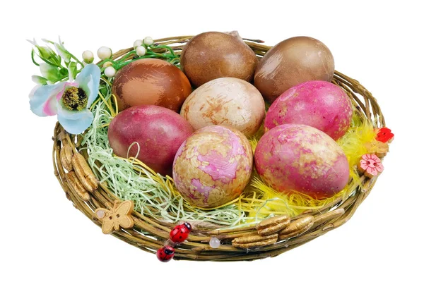Nido de Pascua hecho a mano con huevos de pollo rural bio que son pintura —  Fotos de Stock