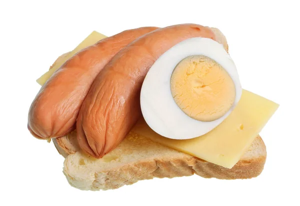 Goedkope rustieke ochtend kaas sandwich met ei en gerookte worst — Stockfoto