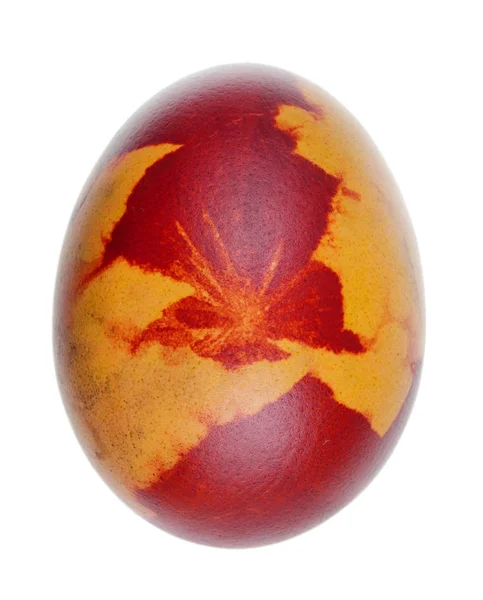 Uovo di pollo rurale di Pasqua bollito con buccia di cipolla rossa isol — Foto Stock