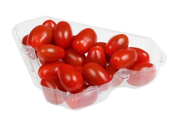 Tomates cerises rouges ovales dans un récipient en plastique transparent isolé — Photo