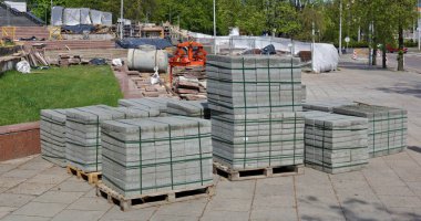 Kaldırım döşeme ahşap palet üzerinde yeni beton yığınları