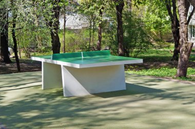 Şehir halk parkında beton yeni yeşil ping pong masa seti