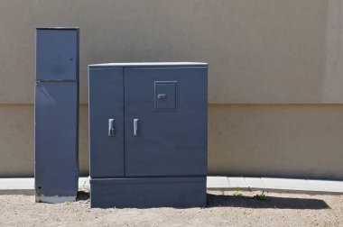 Enerji sayaçları için standart eski sokak metal kutuları ve
