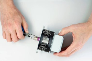 Yaşlı yaşlı hasta ev ustası mikrodalga magnetron tamir 