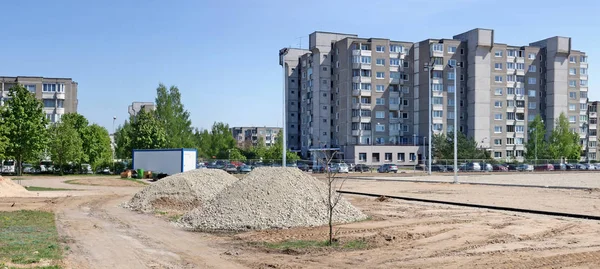 Lugar de construcción de un aparcamiento nuevo en un residencial estándar — Foto de Stock