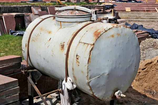 Grande barril de aço enferrujado para água técnica no momento da construção sentar — Fotografia de Stock