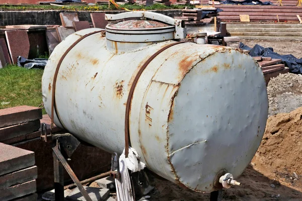 Großes rostiges Stahlfass für technisches Wasser auf der Baustelle — Stockfoto