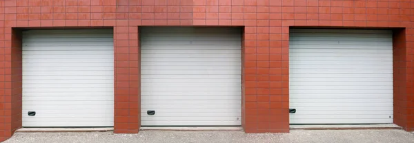 Le porte del garage sono protette da tende di sollevamento con piastre in acciaio . — Foto Stock