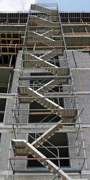 Escadaria para o Céu. Andaimes de metal de construção moderna no — Fotografia de Stock