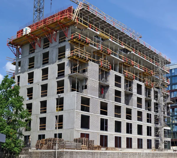 Andamios metálicos de construcción moderna en la pared de una casa nueva — Foto de Stock