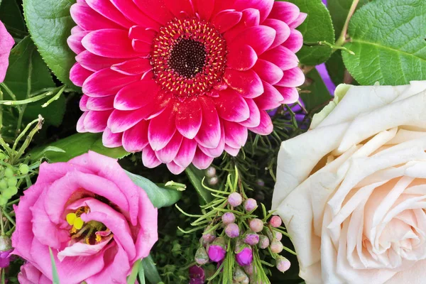 美しい女性への贈り物としての美しい花束 — ストック写真