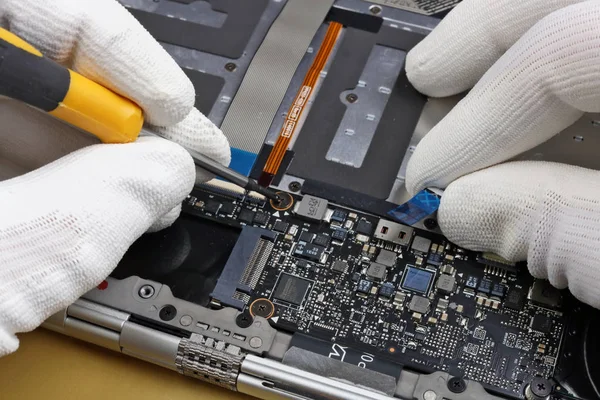 Computer-Notebook Lenovo Marke Reparatur in professionellen Litauisch — Stockfoto