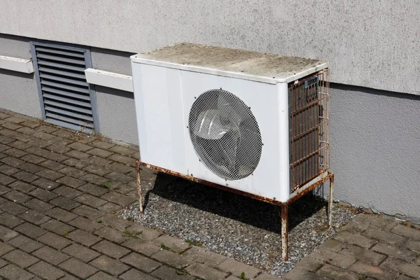 Antiguo acondicionador de aire oxidado instalado cerca de la pared de un pueblo h — Foto de Stock