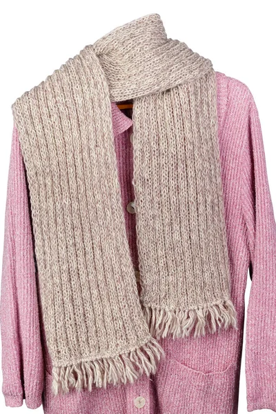セーターにぶら下がる自家製ニット暖かいウールの女性のスカーフ — ストック写真