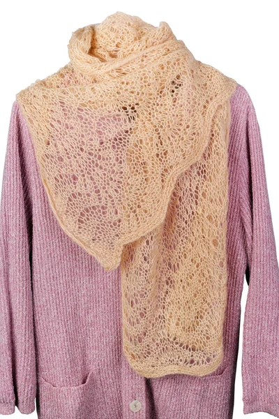 Hausgemachter, warmer Wollschal für Frauen, der an einem Pullover hängt — Stockfoto