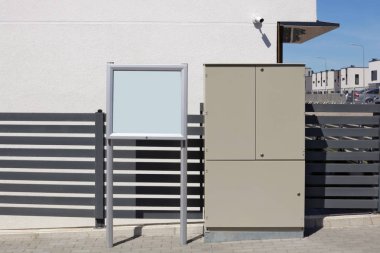 İlan panosu, elektrik dağıtım kutusu ve gözetleme kamerası