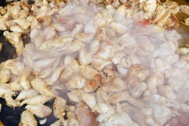 Hızlı sokak-gıda - füme tavuk dilimleri büyük demir bla kızarmış