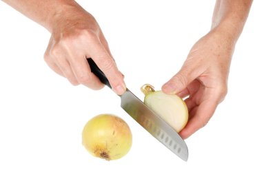 Yaşlı bir yaşlı kadın elinde bir soğan soğan r tutar ve keser i