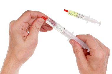 Yaşlı yaşlı adam epoksi tutkal i ile plastik bir şırınga açar
