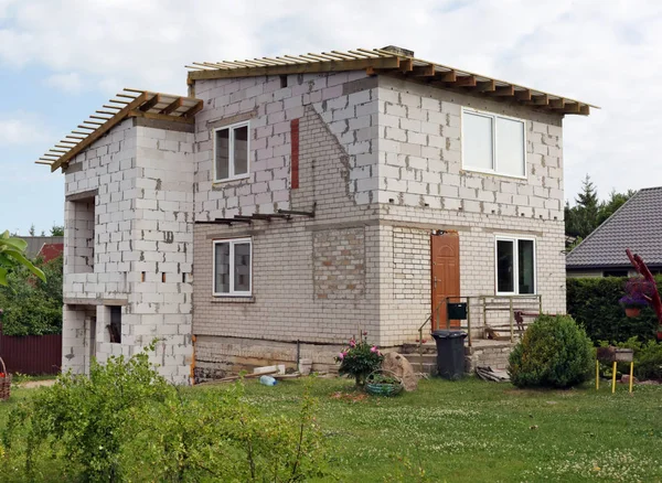 O edifício da casa rural inacabada de tijolos brancos no — Fotografia de Stock